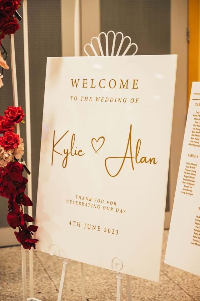 White Gloss Welcome Sign