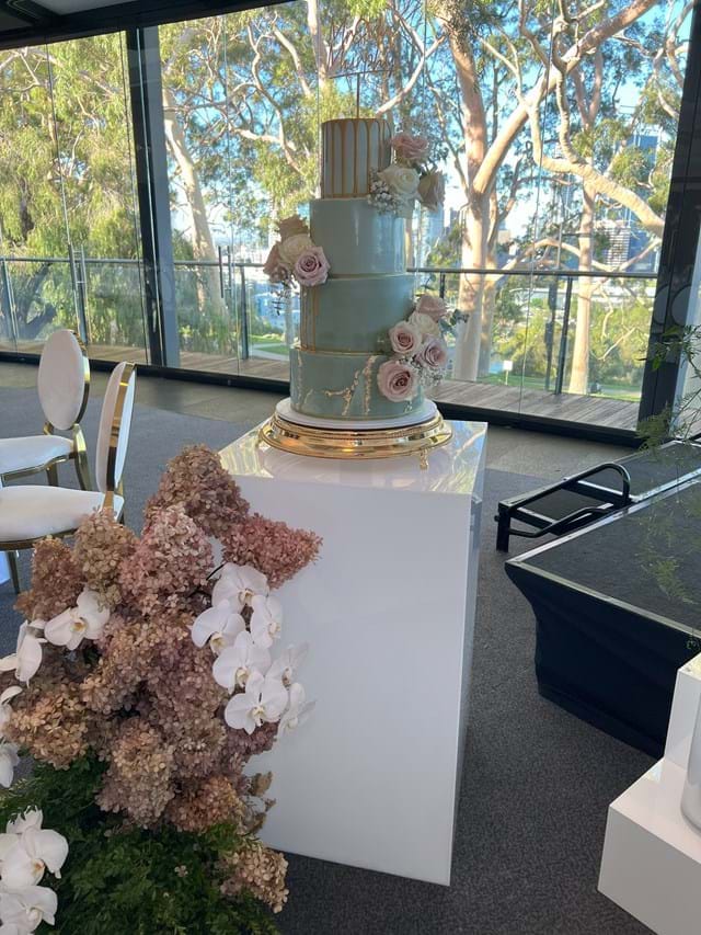 White Gloss Cake Table